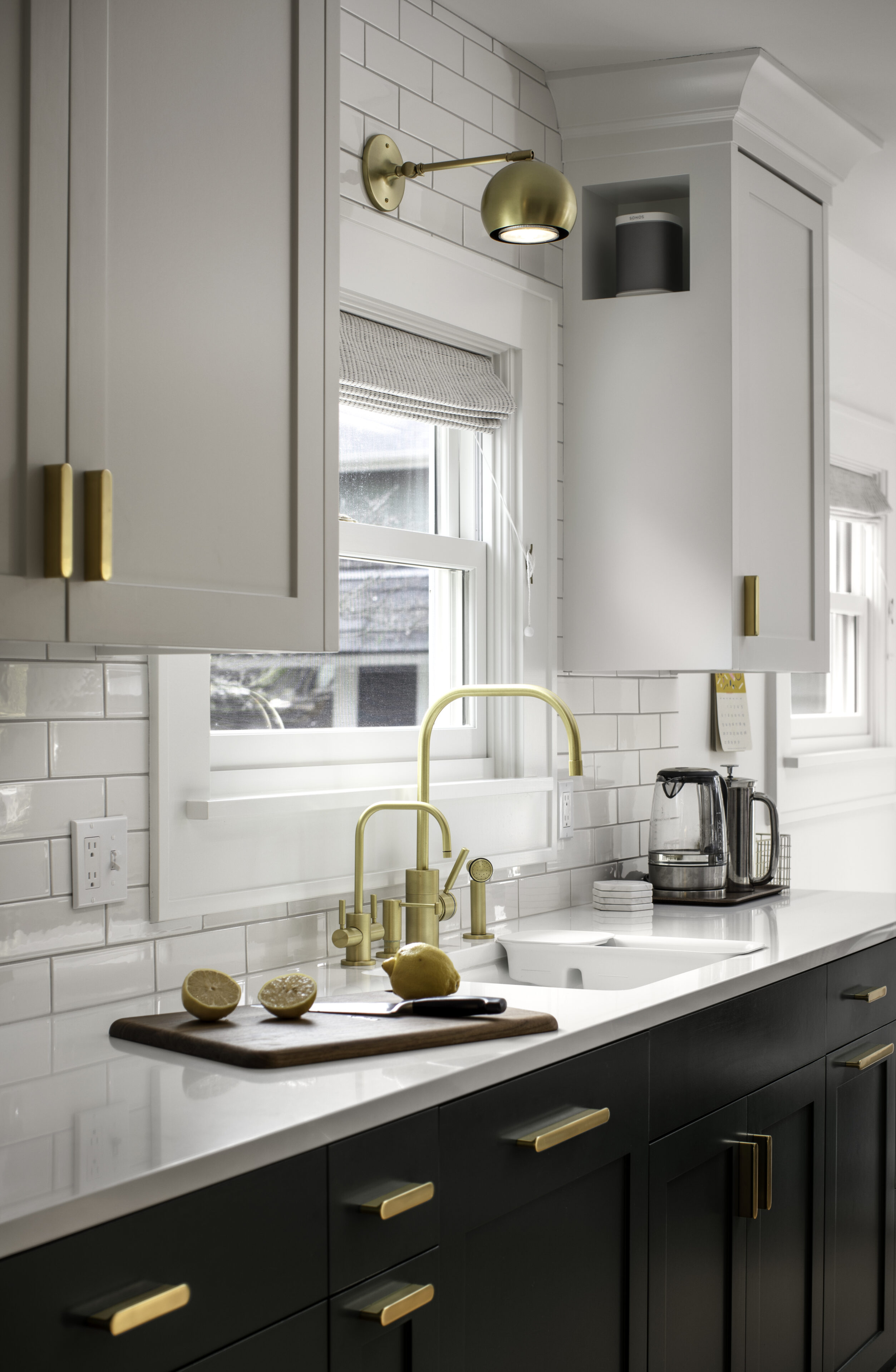 PentalQuartz Super White featured in a transitional kitchen on the countertops.