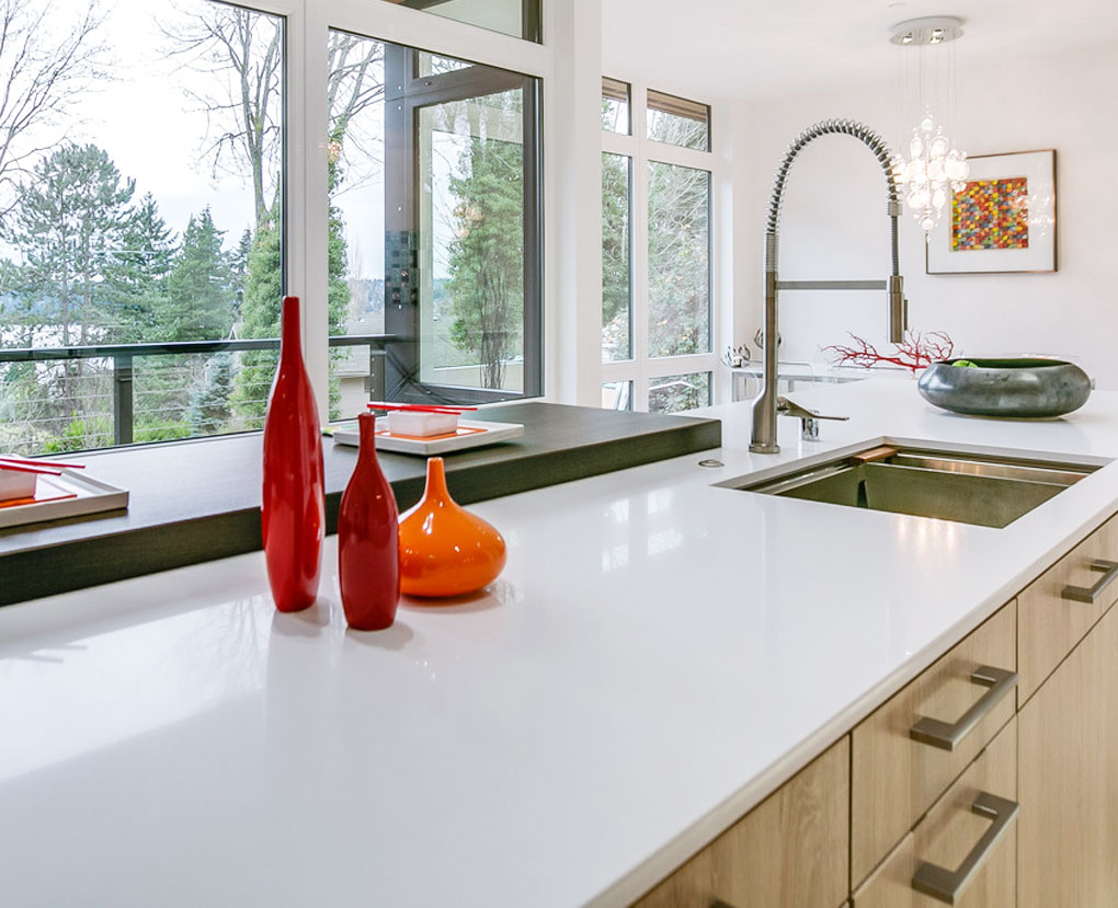 PentalQuartz Super White featured in a modern kitchen on the island countertop.