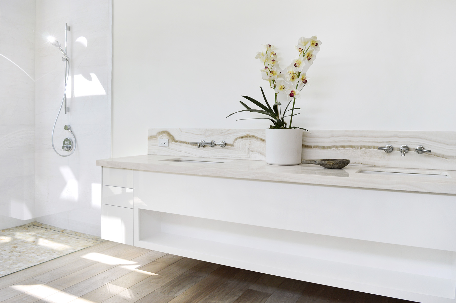 Onice Ivory onyx featured in modern bathroom with white walls