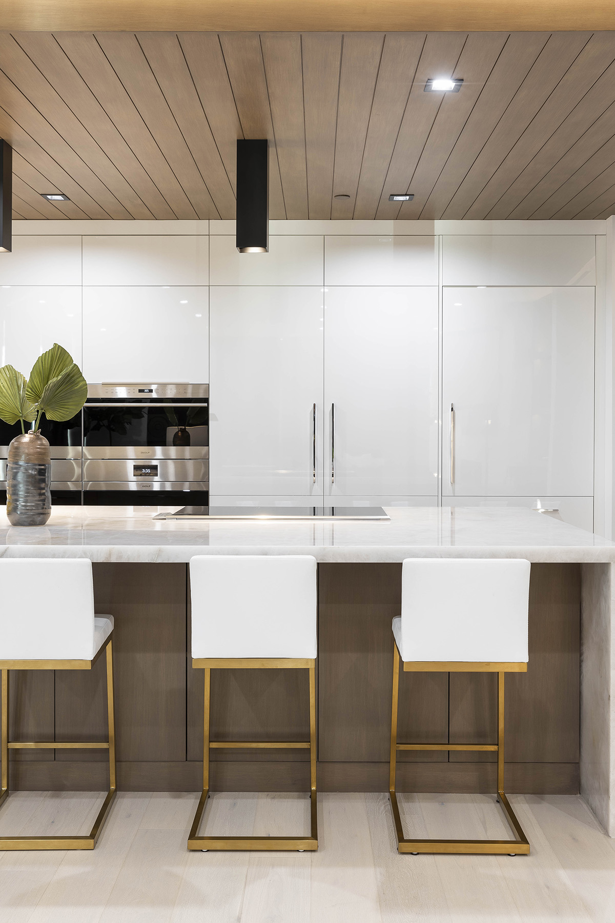 Lumix Cristallo quartzite featured in kitchen with white furnishings