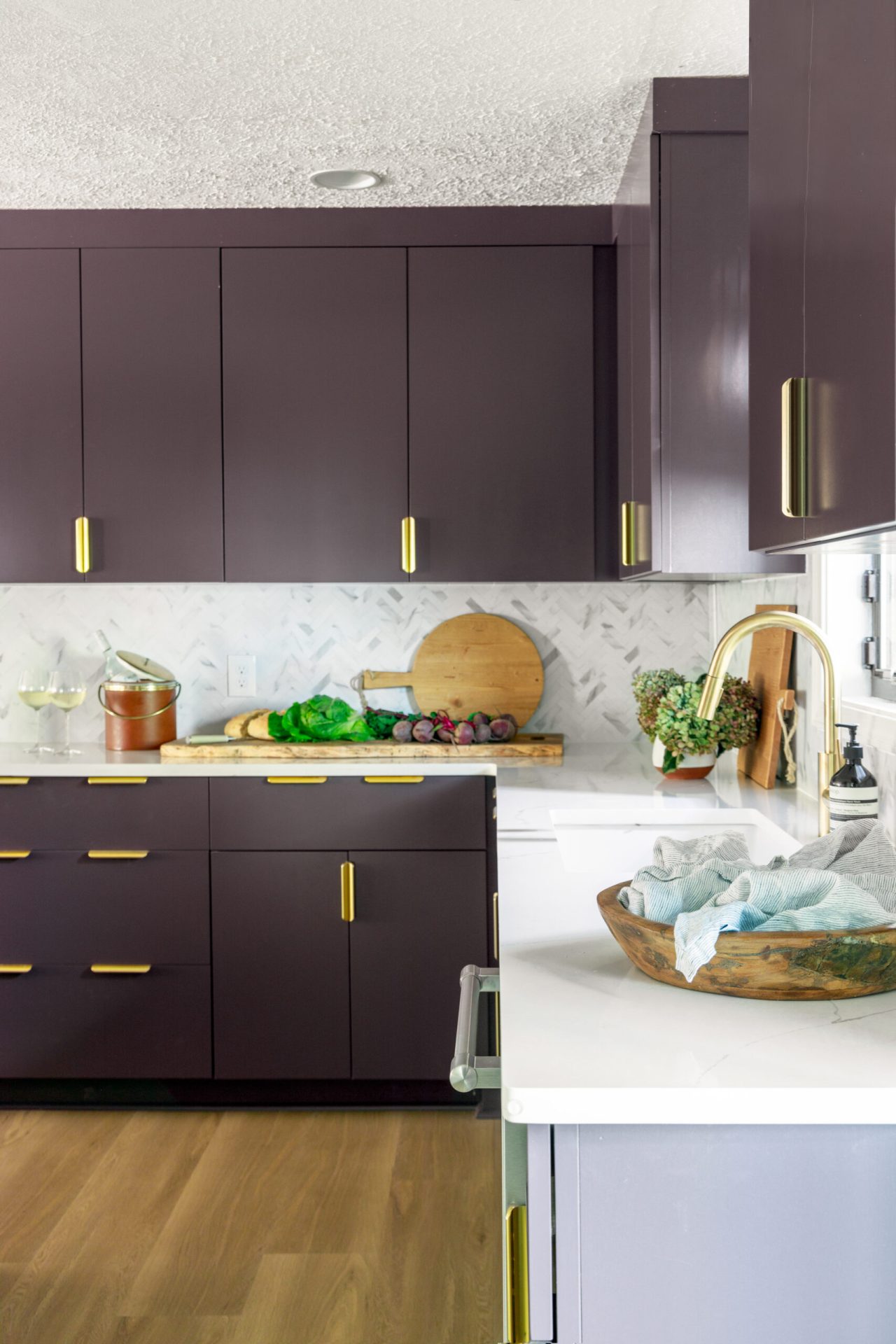 MetroQuartz Luce Lazula featured in modern kitchen with purple cabinets