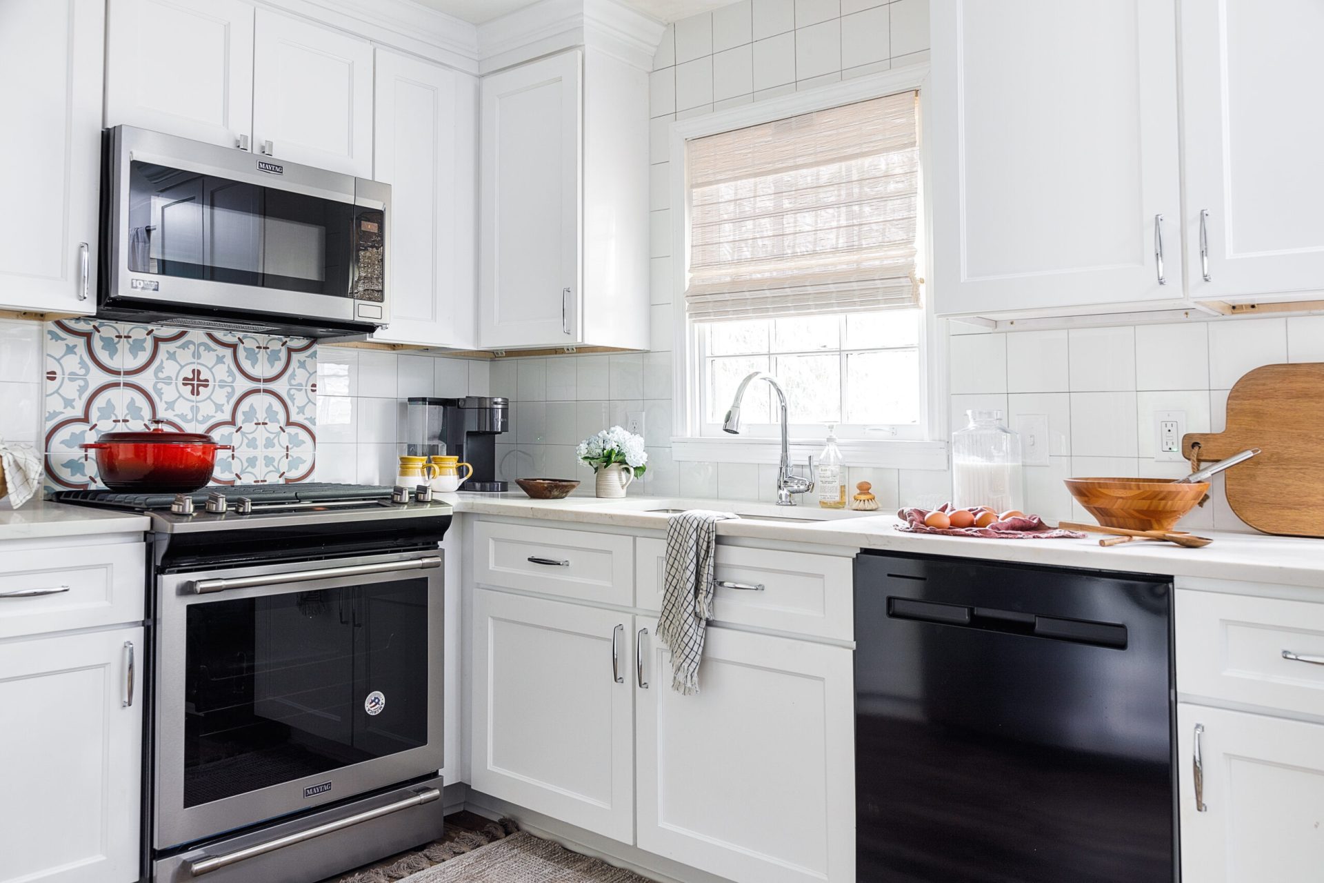 MetroQuartz Luce Lazula featured in modern kitchen with white cabinets