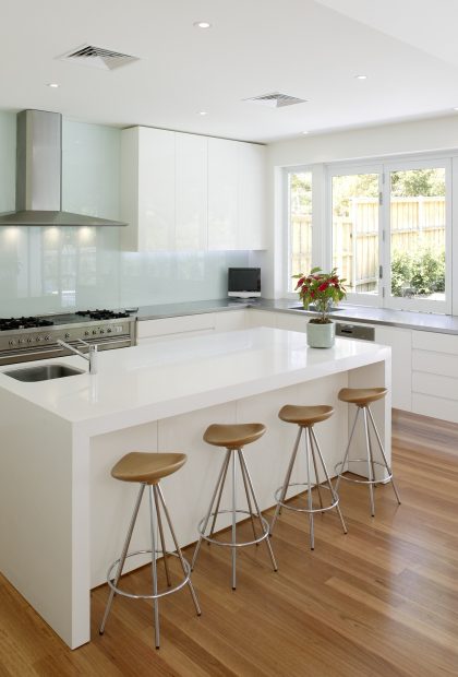 Super White Quartz Surface With Bold Veining